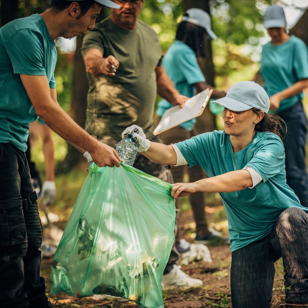 Kegiatan Bersih Lingkungan Anggota Organisasi Purnabhakti Puspiptek